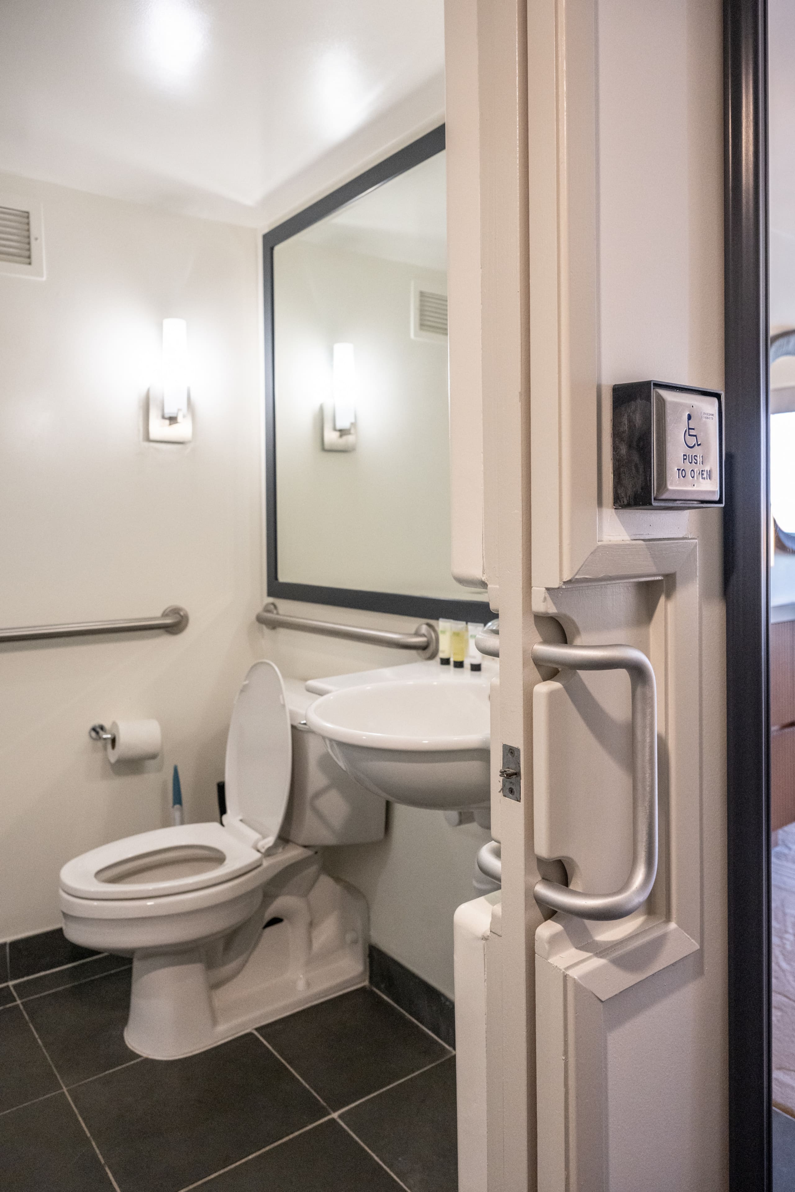 Condo in Honolulu · ★4.11 · 1 bedroom · 1 bed · 1 private bath - Image 8
