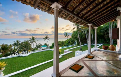 Pointe Sud clifftop villa, ocean views, beachfront