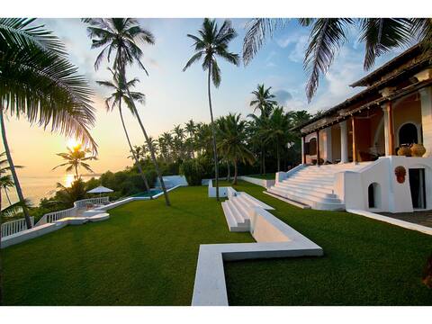 Pointe Sud clifftop villa, ocean views, beachfront