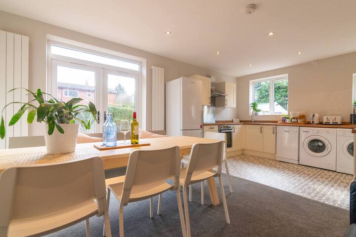 Lovely 6 rooms Hse Slp 11 Manchester airport city