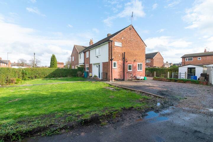 Lovely 6 rooms Hse Slp 11 Manchester airport city gallery image 5