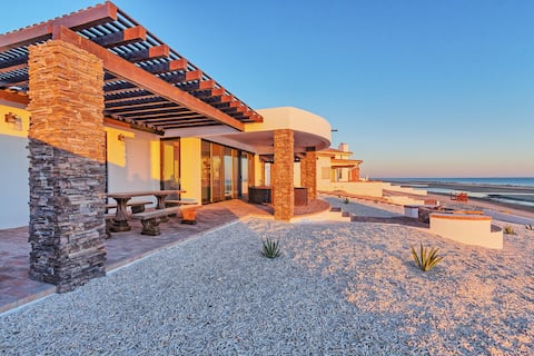 Casa Zillori:Beachfront w/ outdoor jacuzzi & firep