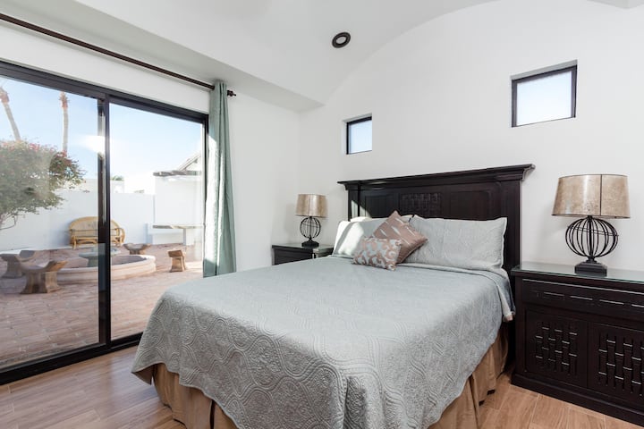 “Este lugar es increíble y Chuck y el personal de Oceano son más que complacientes, amables y muy atentos.  ¡Muy recomendable!" - G.H.