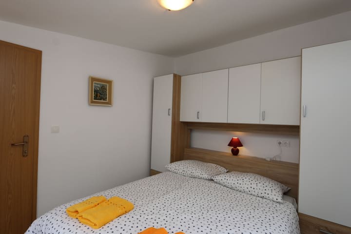 室内卧室双人床