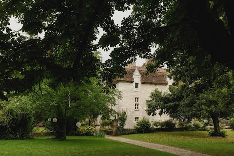 Stunning Chateau w/ Heated Swimming Pool Sleeps 15