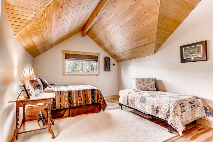 También hay un loft con espacio adicional para dormir para 5 personas. A todos los niños les encanta esta habitación.