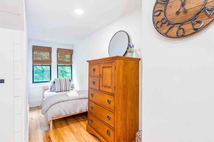 Same bedroom and more sleeping - a single twin located in the dormer