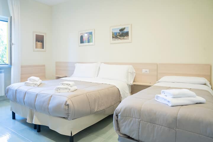 เตียงควีนไซส์และเตียงเดี่ยว 1 เตียง มีผ้าปูที่นอนสะอาด Wi-Fi ฟรีตลอด 24 ชั่วโมง เครื่องปรับอากาศ ทีวีจอแบน พื้นที่ทำงาน