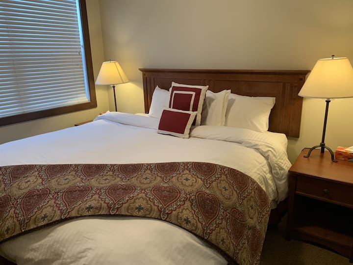 约 1.8 米宽双人床