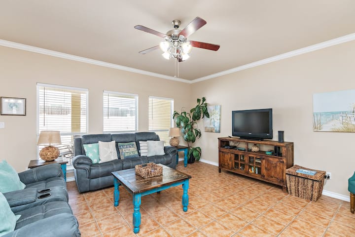 Pet-friendly Beach Escape | Pool, Patio & Garage - Corpus Christi, TX