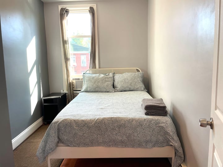 Მეორე საძინებელი სრული ზომის საწოლითა და ჩაშენებული კარადით.