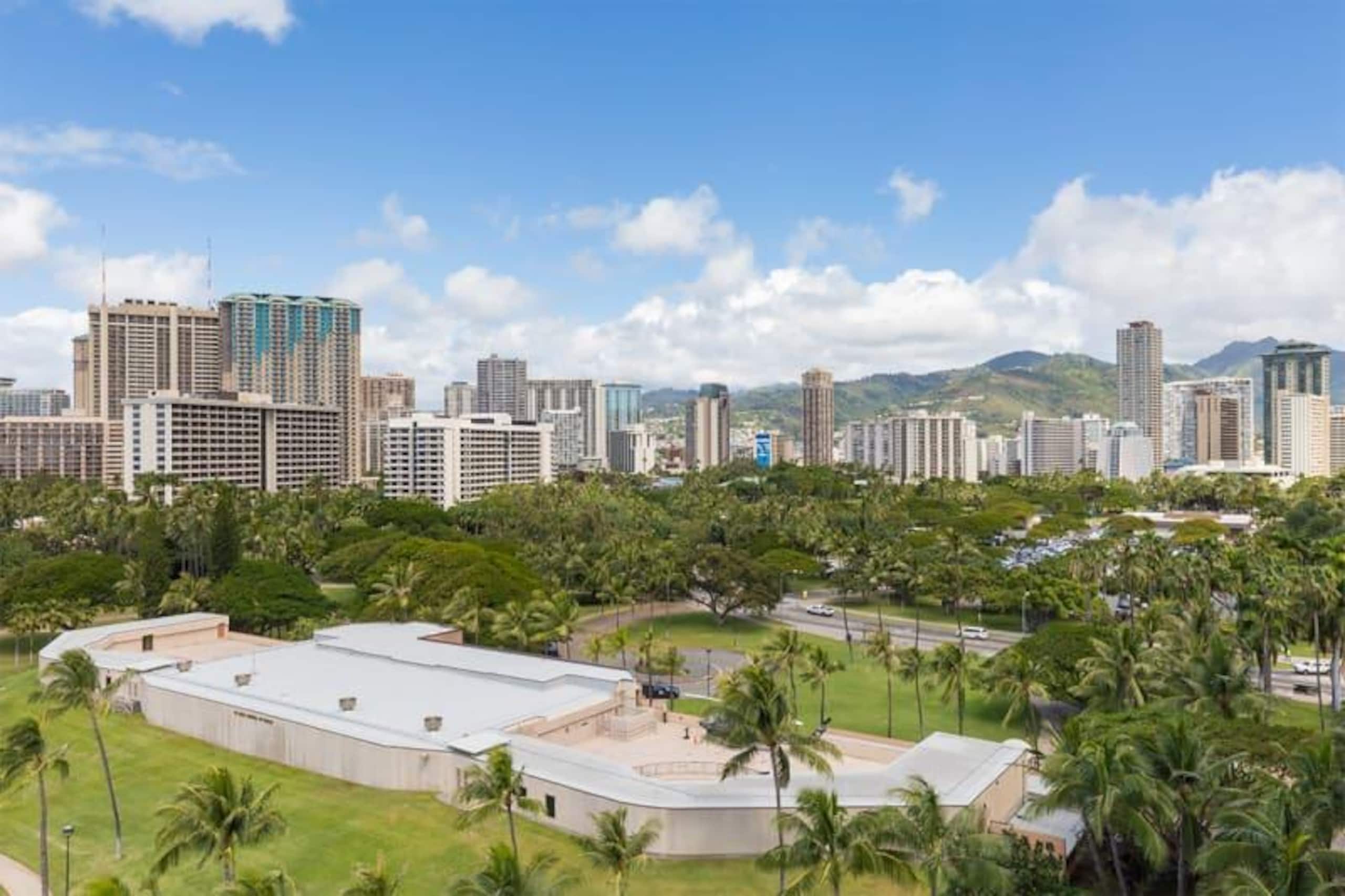 Condo in Honolulu · ★4.8 · 2 bedrooms · 3 beds · 2 shared baths - Image 57