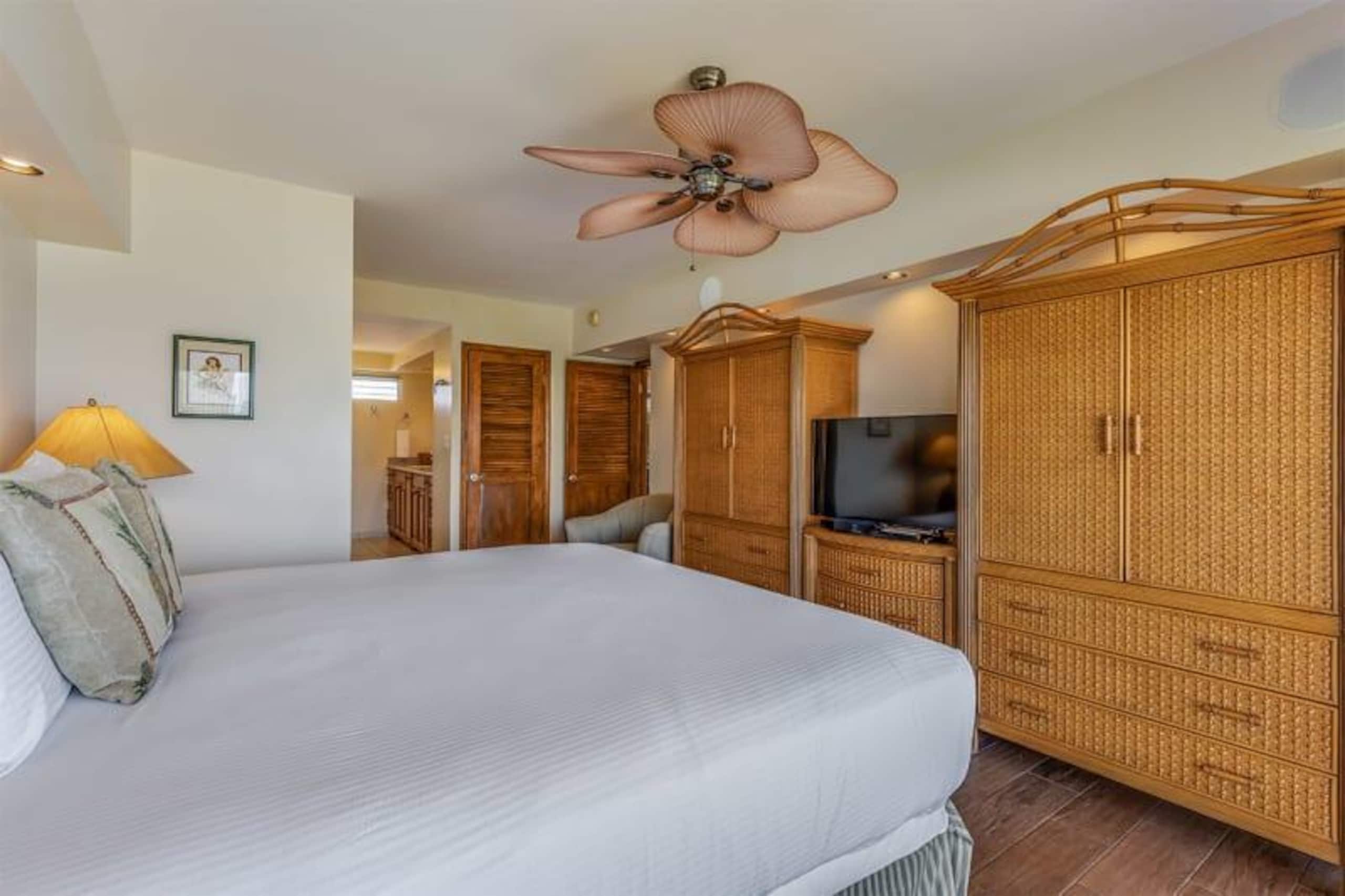 Condo in Honolulu · ★4.8 · 2 bedrooms · 3 beds · 2 shared baths - Image 12