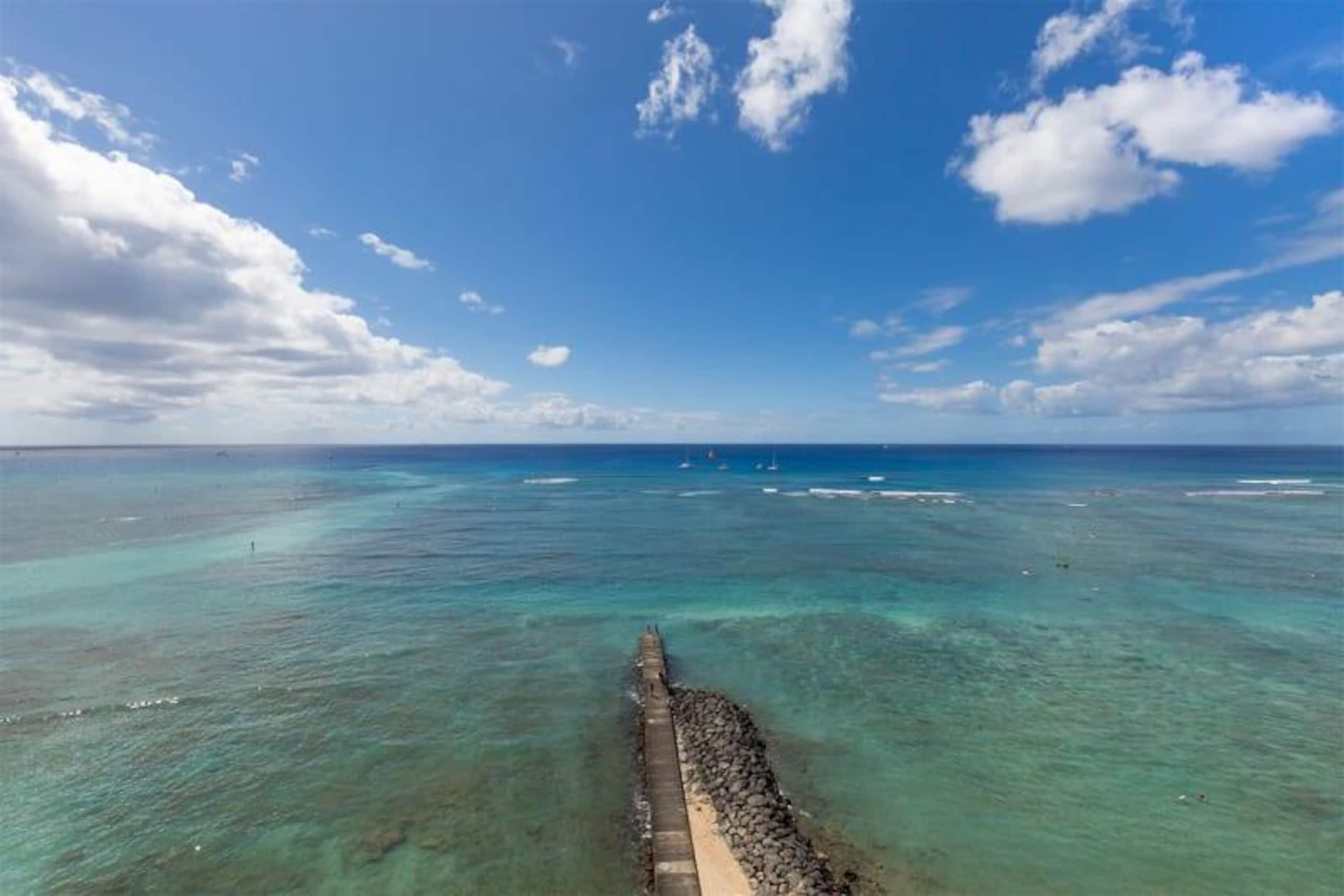 Condo in Honolulu · ★4.8 · 2 bedrooms · 3 beds · 2 shared baths - Image 61