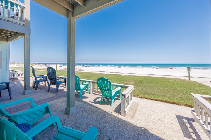 Beachfront Getaway | Pool & Hot Tub | Sleeps 4 - Corpus Christi, TX