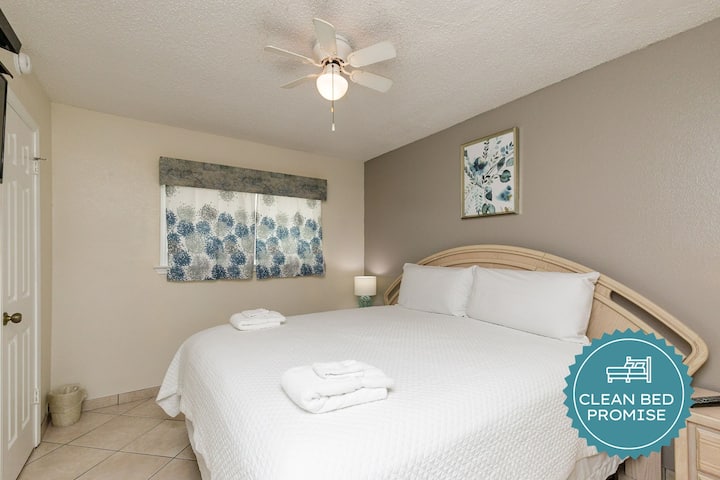 ห้องนอนอันเงียบสงบของคุณมีผ้าปูที่นอนสะอาดและพัดลมเพดานเพื่อให้คุณสบายตลอดทั้งคืน