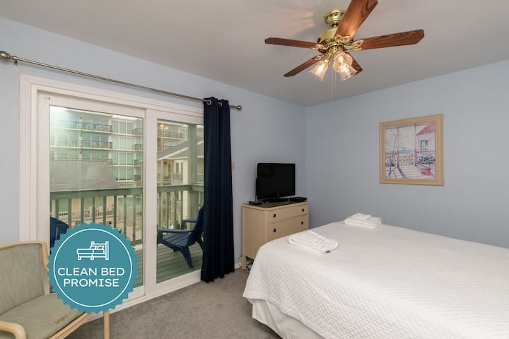 清晨醒来时，在宁静的卧室中感受清新的海风，卧室配有可俯瞰度假村的独立阳台，并备有清爽的床上用品，静候您的到来。