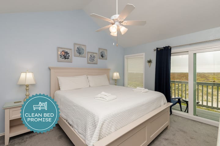 在配备干净床上用品的宁静卧室中安然入睡，吊扇带来的轻柔微风让您整晚都感到舒适。