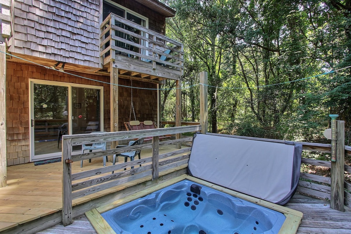 Hideaway: Private Retreat w/ Hot Tub, Dog-Friendly