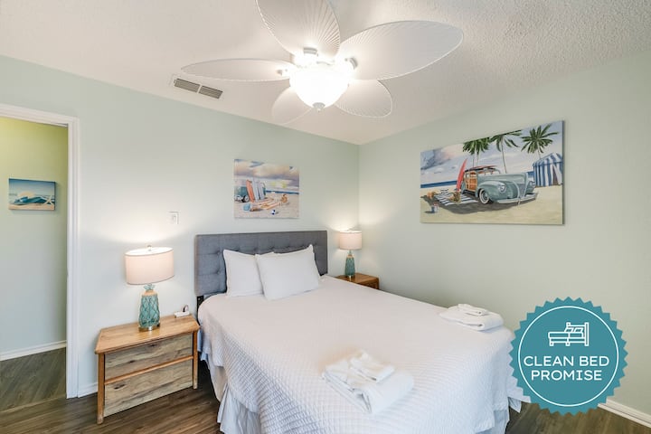 นอนหลับสบายขึ้นที่ Padre Escapes ด้วย Clean Bed Promise สุดพิเศษของเราจัดหาผ้าปูที่นอนใหม่ผ้าห่มและผ้าเช็ดตัวที่ซักด้วยอุณหภูมิสูงเกินคำแนะนำของ CDC ทำให้เราแตกต่างสำหรับการพักผ่อนอย่างแท้จริง