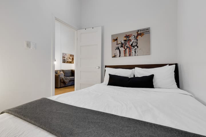 Dhoma e gjumit #2: Përfshin një krevat dopio "queen" me një dyshek luksoz me shkumë memorieje dhe një dritë qielli që ndriçon dhomën nga lart.