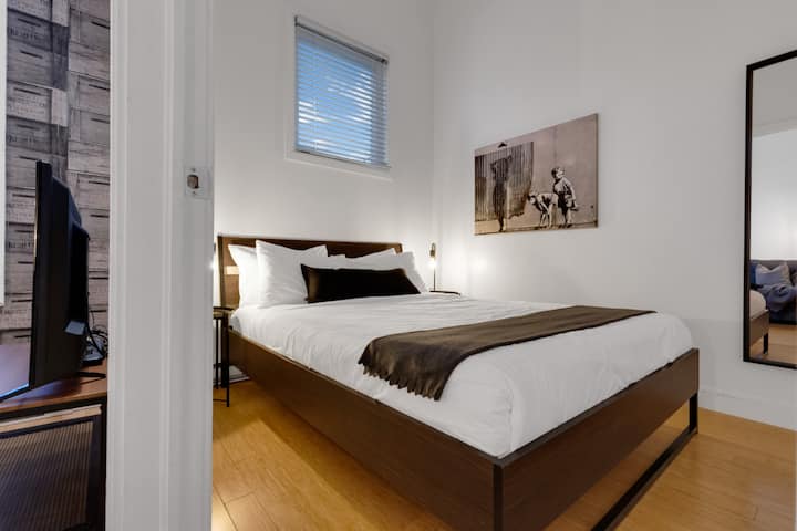 Dhoma e gjumit #1: Ka një krevat dopio "queen" me një dyshek luksoz me shkumë memorie + Zyrë