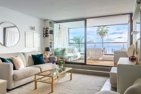 Beachfront apartment with balcony Cannes