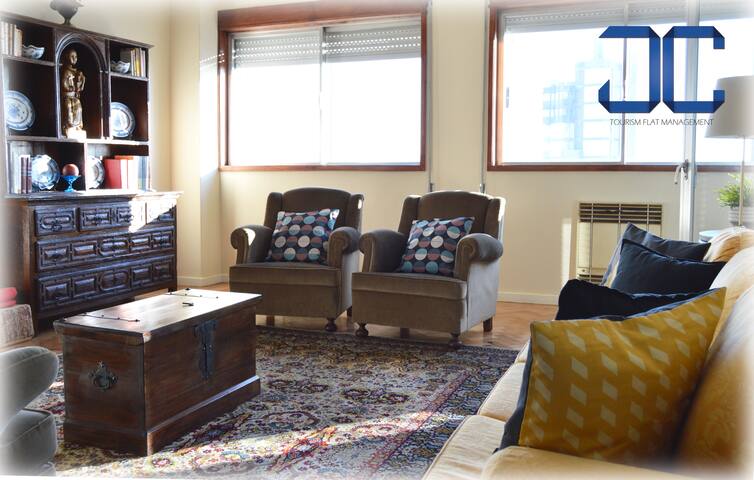 Pardal Apartment by JC (6 Bedrooms & City Views)