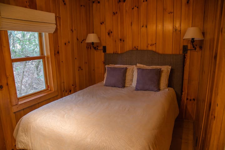 غرفة نوم الضيوف في القاعة - الطابق الرئيسي