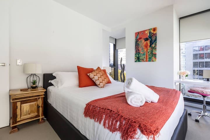 Спалня 2 (оранжевата стая) е оборудвана с модерно изкуство и грим.