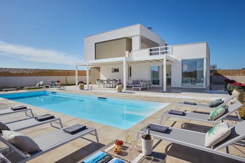 Sariva villa - heated pool, beach and 50m