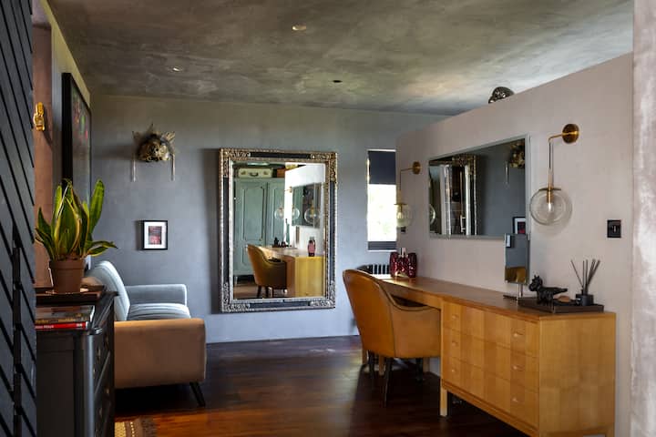 Main bedroom entrance area 