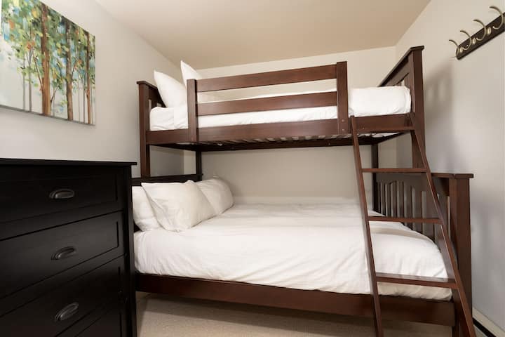 Dormitorio 2 - Dormitorio con literas perfecto para familias o amigos cerca de Whistler Village  
- Cómodo y elegante con cama matrimonial y acogedora cama individual superior  
- Habitación interior sin ventana diseñada para un descanso tranquilo.