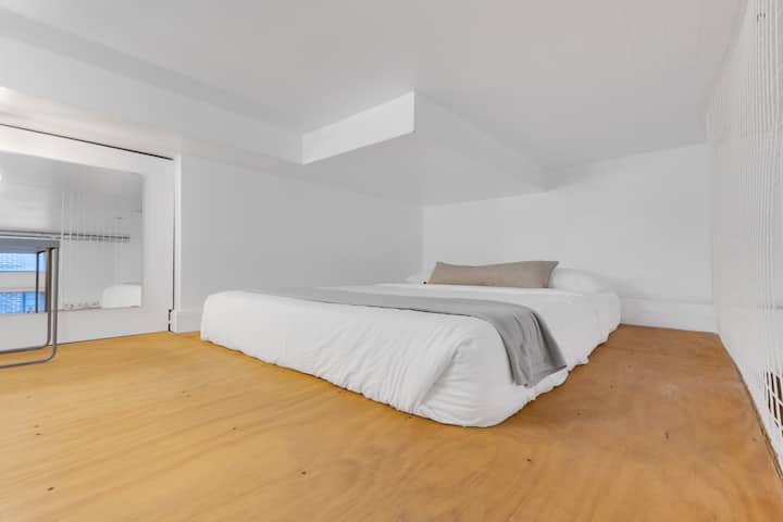 夹层：配备标准双人床垫和奢华记忆泡沫。 （注：梯子通道，天花板较低。）