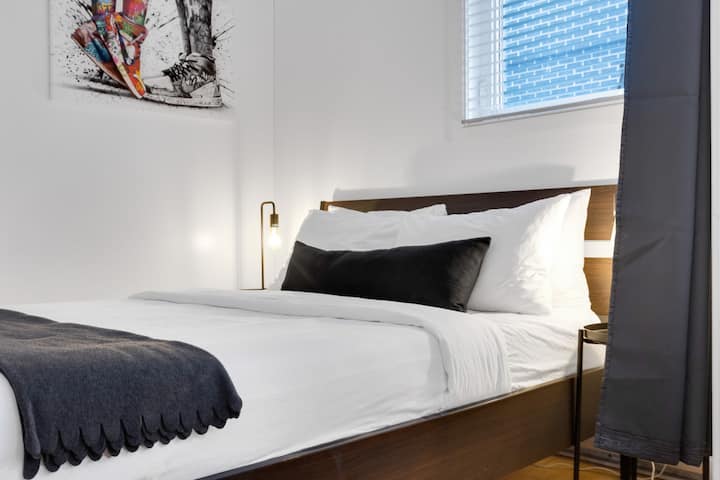 卧室：配备标准双人床，配备豪华记忆泡沫床垫。