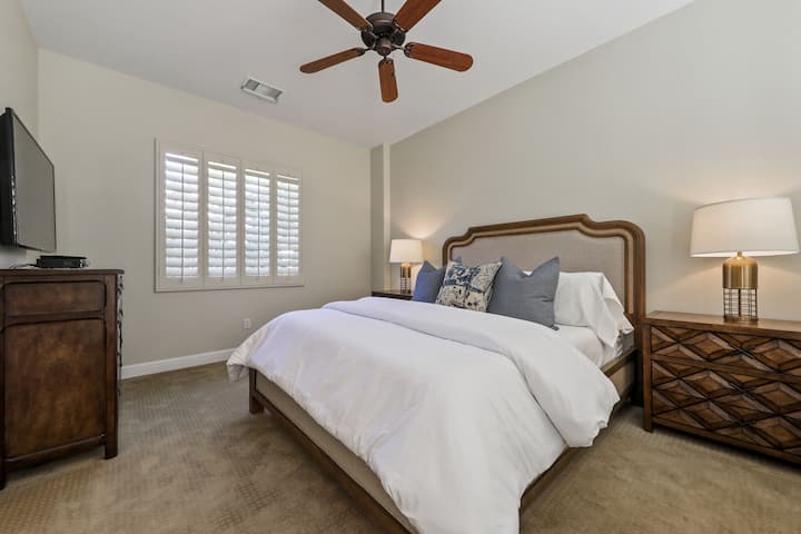 Chumba cha kulala cha mgeni cha 5 katika kasita iliyojitenga na kitanda aina ya king, televisheni na bafu ya chumba cha kulala