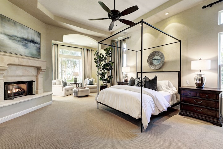 Chumba cha kulala cha msingi 1 na kitanda cha mfalme, meko, TV na bafu la ndani