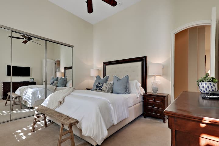 Chumba cha kulala cha 2 cha mgeni kilicho na kitanda aina ya king, televisheni na bafu la chumba cha kulala