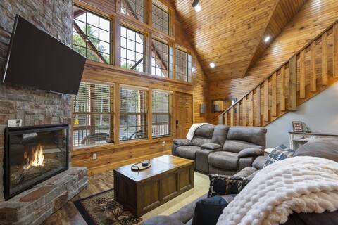 Close to Outdoor Pool, Jetted Tub, Rustic Lodge!