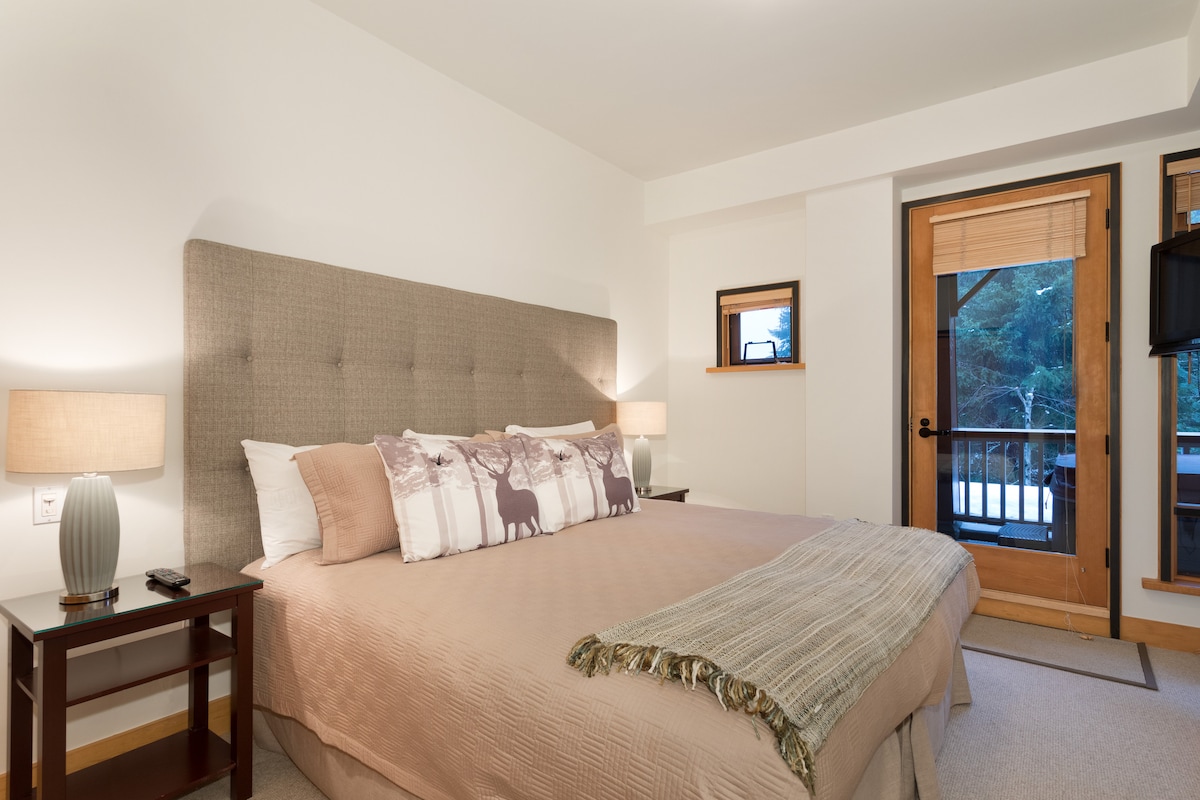 Chumba cha kulala cha 2 – King Split kinaweza kupangwa kama mapacha wawili au king kinachotoa starehe inayoweza kubadilika kwa kila mgeni
- Matandiko laini, mwanga wa joto na mapambo tulivu ya kawaida huunda mapumziko ya amani baada ya siku nzima nje 