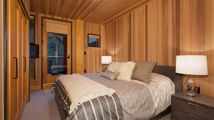 - ห้องนอนแขกที่น่าอยู่ตกแต่งด้วยโทนสีซีดาร์อบอุ่นและแสงไฟที่นุ่มนวล  
- เตียงควีนไซส์พร้อมเครื่องนอนสุดหรูเพื่อการนอนหลับที่ผ่อนคลายหลังจากใช้เวลาทั้งวันอยู่กลางแจ้ง  
- ระเบียงส่วนตัวและวิวภูเขาที่เงียบสงบช่วยให้สบายใจ  
