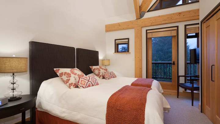 - เตียงเดี่ยวพร้อมผ้าคลุมเตียงนุ่มสบายและเพดานโค้งสูงด้านบน  
- ระเบียงส่วนตัวพร้อมวิวป่าที่เงียบสงบสำหรับยามเช้าที่เงียบสงบ  
- เหมาะสำหรับครอบครัวหรือเพื่อนที่ต้องการความสะดวกสบายบนภูเขา  