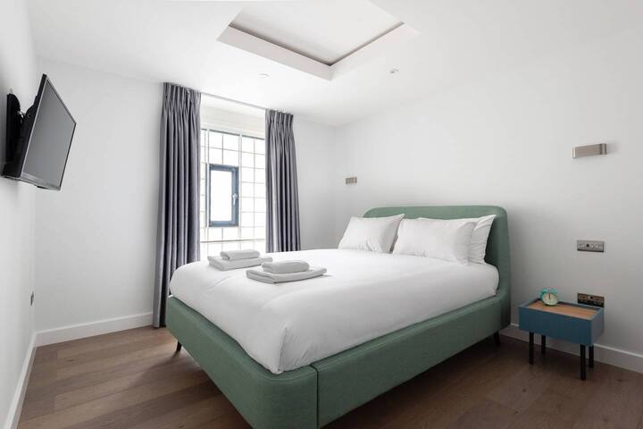 Huge Leicester Square 2BR – Netflix & AC gallery image 2