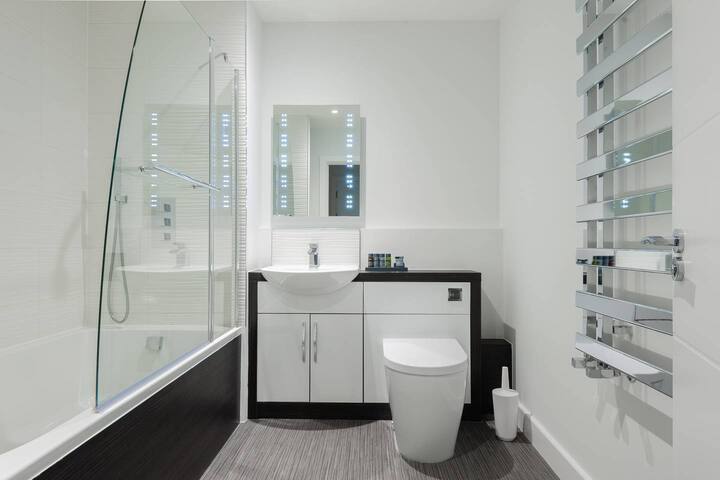 Huge Leicester Square 2BR – Netflix & AC gallery image 5