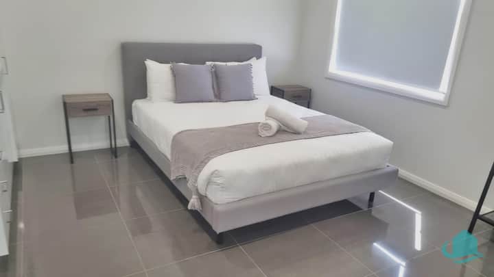 وحدة غرفة النوم الخامسة في الطابق السفلي