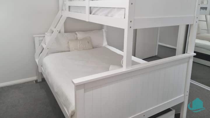 أسرّة بطابقين في غرفة النوم 4