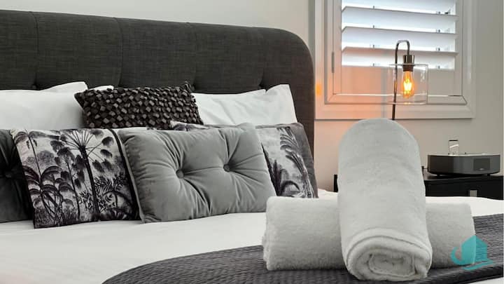 سرير كبير في غرفة النوم الرئيسية