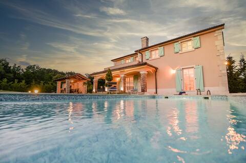 Relaxing Villa Plasa