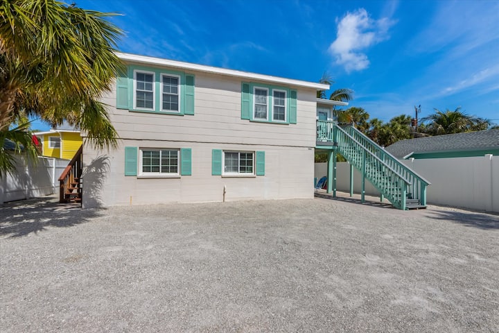 Sea Spray 2:  *Pet-friendly *Steps To The Beach - Anna Maria, FL