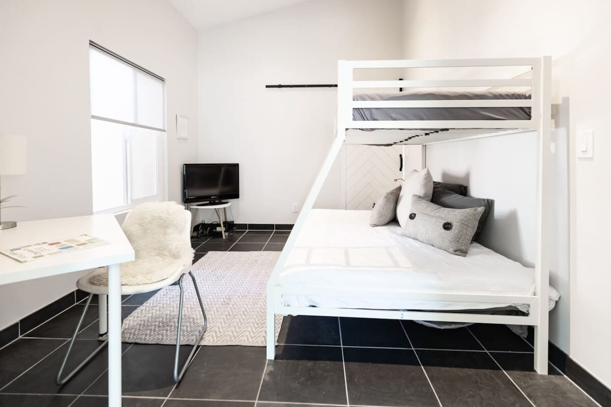 Спална соба 4 со кревет на спрат.